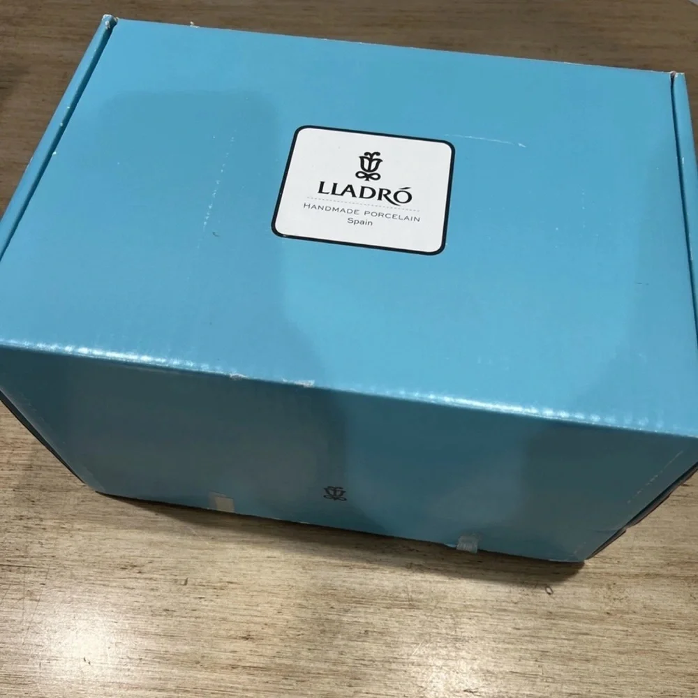 NEW LLADRO TEA TIME GIRL FIGURINE BRAND NEW IN BOX